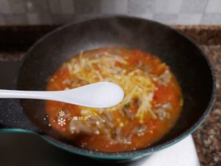 11、酸汤牛肉,加入适量盐。