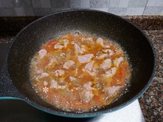 9、酸汤牛肉,一片一片放入牛肉后再煮开。