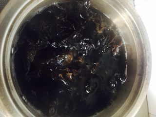 3、爽口木耳,开水煮一会  断生就可以了