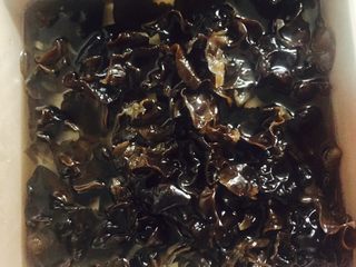 4、爽口木耳,过一遍冷开水  就可以挤干水分放进盘子里了