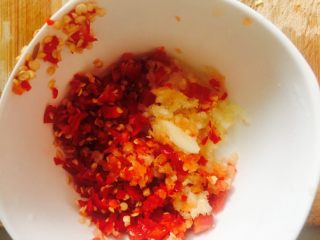 6、爽口木耳,辣椒切成末，蒜头也是  压成泥