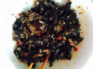 12、爽口木耳,搅拌一下，尝一下咸淡就可以了  