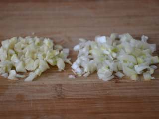 3、凉拌菠菜,葱蒜切碎，备用。