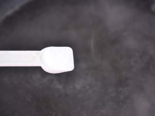 4、凉拌菠菜,锅内烧开水，加1勺盐。