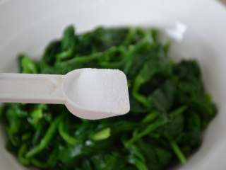9、凉拌菠菜,加1勺盐，半勺鸡精。