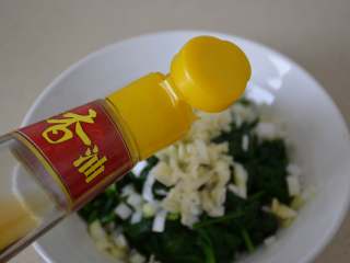 11、凉拌菠菜,加1勺生抽，2勺醋，1勺香油。