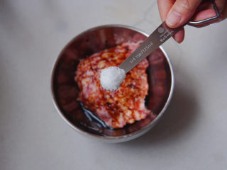 2、白菜丸子汤,白糖提鲜增香调味。