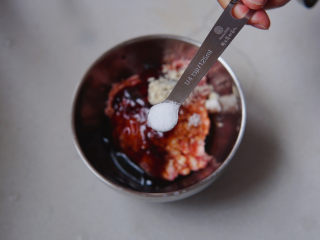 4、白菜丸子汤,加盐调味。