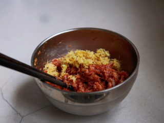 6、白菜丸子汤,加入姜戎。