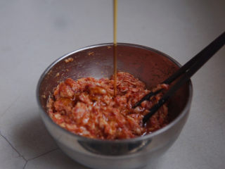 7、白菜丸子汤,顺一个方向搅拌均匀，最后淋入芝麻油，静置十分钟。