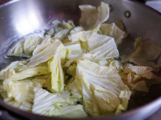 11、白菜丸子汤,白菜叶入锅煮开。