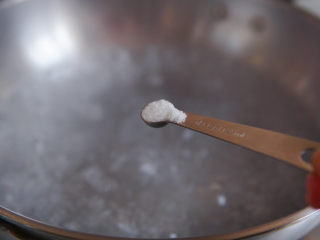 9、白菜丸子汤,锅中水开，加盐调味。