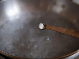 10、白菜丸子汤,加一丢丢味精提鲜。