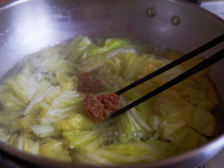 12、白菜丸子汤,下入肉丸子，丸子直接用筷子夹成一个，放入锅里，再依次一个一个入锅。