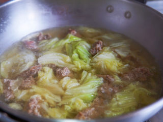 13、白菜丸子汤,等最后一个丸子入锅，再次煮开就熟透了。