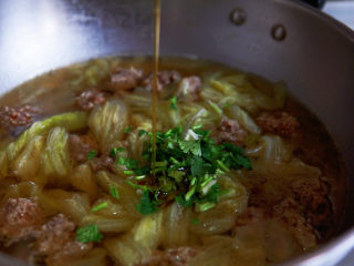 15、白菜丸子汤,淋入芝麻油提香。