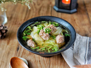 16、白菜丸子汤,汤鲜味美，丸子劲道不柴，白菜软烂鲜甜，又暖胃，又下饭，特别美味。