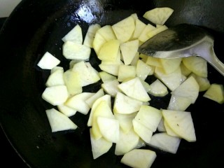 6、圆土豆+干锅土豆片,锅中放入适量植物油，放入土豆片翻炒至透明