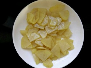 7、圆土豆+干锅土豆片,盛出待用