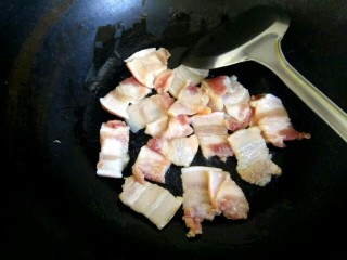 8、圆土豆+干锅土豆片,锅中放入一勺植物油，放入肉片，小火煎至变色