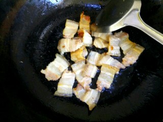 9、圆土豆+干锅土豆片,把肉片里的油耗出，肉片八成熟，盛出待用