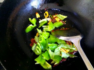 12、圆土豆+干锅土豆片,放入尖椒翻炒