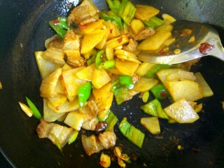 14、圆土豆+干锅土豆片,翻炒一会儿