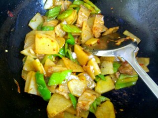 15、圆土豆+干锅土豆片,加入一勺生抽，一勺料酒，半勺糖，适量盐