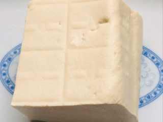 1、豆腐鱼头汤,准备食材豆腐～