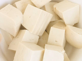 3、豆腐鱼头汤,豆腐切丁备用～