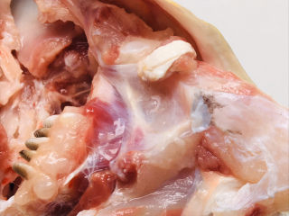 4、豆腐鱼头汤,鱼头撒少许盐，姜块，腌制几分钟～