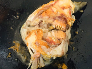 7、豆腐鱼头汤,煎至一面金黄翻，再煎另一面～