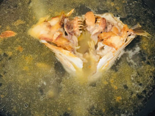 8、豆腐鱼头汤,两面煎好，倒入适量开水，大火煮至10分钟～