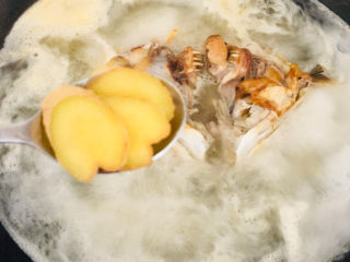 9、豆腐鱼头汤,关小火，加三片生姜～