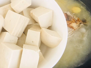 11、豆腐鱼头汤,倒入豆腐在煮两分钟～