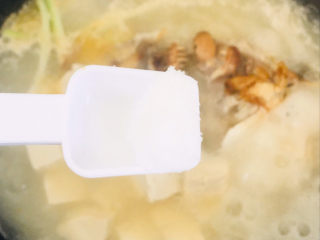 12、豆腐鱼头汤,加少许盐～
