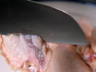 1、蜜汁鸡翅的家常做法,香嫩口感,抵不住的美味诱惑,鸡翅正反两面划斜刀