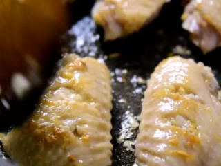 3、蜜汁鸡翅的家常做法,香嫩口感,抵不住的美味诱惑,炒香后倒入鸡翅，煎炒至两面金黄