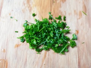 2、葱香土豆鸡蛋饼,小葱洗净切碎