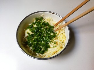 7、葱香土豆鸡蛋饼,放入小葱