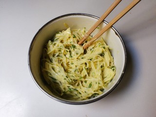 9、葱香土豆鸡蛋饼,拌匀成面糊