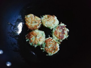 11、葱香土豆鸡蛋饼,翻面再煎至金黄