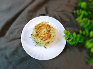 12、葱香土豆鸡蛋饼,出锅盛盘