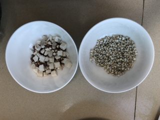 1、冬瓜薏米排骨汤,准备适量伏苓、芡实和薏米，伏苓和芡实要先泡一下