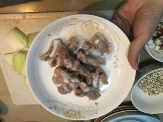 2、冬瓜薏米排骨汤,把排骨焯水，捞起过冷水备用