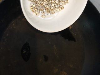 4、冬瓜薏米排骨汤,把锅烧干，小火，倒入薏米，翻炒