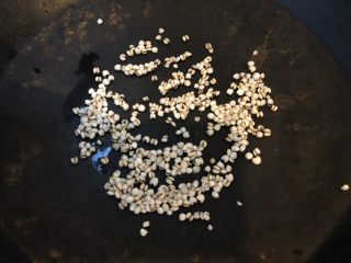 5、冬瓜薏米排骨汤,把薏米炒一下，去除寒性，不会越吃越寒