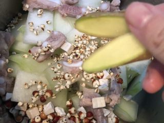 7、冬瓜薏米排骨汤,加几片生姜