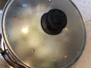 10、冬瓜薏米排骨汤,盖上盖子，大火煮5左右，调至小火煲30至40分钟