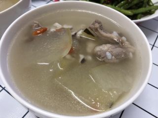 12、冬瓜薏米排骨汤,好啦，盛入碗中食用